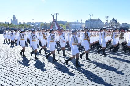 Москва.  Девушки-курсантки перед началом  генеральной репетиции военного  парада , посвященного 72-й годовщине Победы в Великой Отечественной войне .