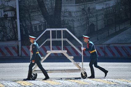 Москва.  Военнослужащие перед началом  генеральной репетиции военного  парада , посвященного 72-й годовщине Победы в Великой Отечественной войне .