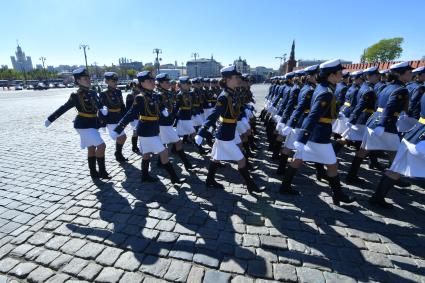 Москва. Девушки-курсантки перед началом генеральной репетиции военного парада , посвященного 72-й годовщине Победы в Великой Отечественной войне .