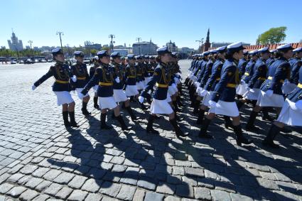 Москва.  Девушки-курсантки перед началом  генеральной репетиции военного  парада , посвященного 72-й годовщине Победы в Великой Отечественной войне .