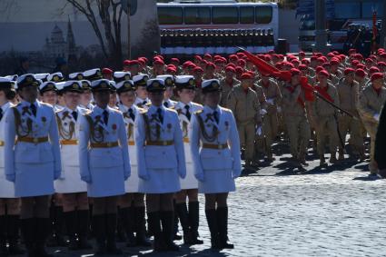 Москва. Девушки-курсантки перед началом генеральной репетиции военного парада , посвященного 72-й годовщине Победы в Великой Отечественной войне .