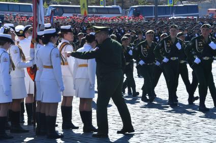 Москва.  Военнослужащие перед началом  генеральной репетиции военного  парада , посвященного 72-й годовщине Победы в Великой Отечественной войне .