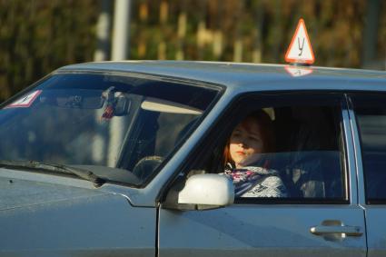 Ектеринбург. Автодром ДОСААФ. Курсант-девушка во время выполнения упражнения на учебном автомобиле, на площадке по подготовке водителей категории \'Б\'