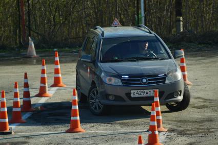 Ектеринбург. Автодром ДОСААФ. Курсант выполняет упражнение \'параллельная парковка\' на учебном автомобиле на площадке по подготовки водителей категории \'Б\'