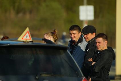 Ектеринбург. Автодром ДОСААФ. Курсанты автошколы наблюдают за выполнением упражнения другим курсантом, на площадке по подготовке водителей категории \'Б\'