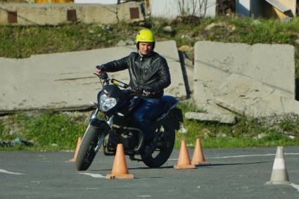 Ектеринбург. Автодром ДОСААФ. Курсант автошколы  на площадке для подготовки водителей категории \'А\' во время занятия