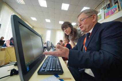 Екатеринбург. Детская библиотека им В.Крапивина. Пенсионер выполняет задание в рамках 7-го всероссийского чемпионата по компьютерному многоборью среди пожилых людей