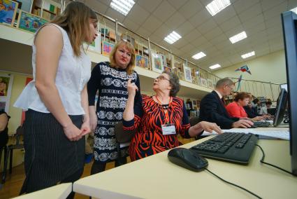 Екатеринбург. Детская библиотека им В.Крапивина. Пенсионерка выполняет задание в рамках 7-го  всероссийского чемпионата по компьютерному многоборью среди пожилых людей