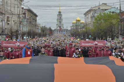 Тула.  Участники акции памяти `Бессмертный полк` во время шествия в День Победы.