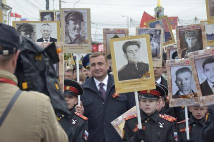 Тула.  Губернатор Тульской области Алексей Дюмин  принимает участие в шествии патриотической акции `Бессмертный полк` в честь 72-й годовщины Победы в Великой Отечественной войне 1941-1945 годов.