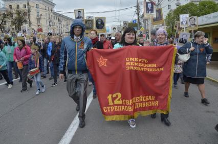 Тула.  Участники акции памяти `Бессмертный полк` во время шествия в День Победы.