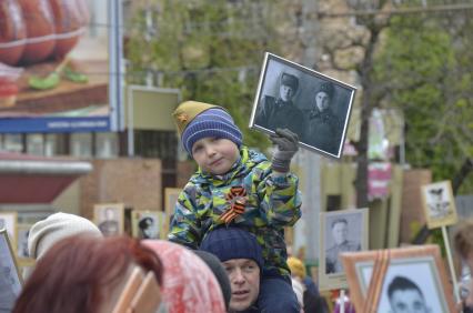 Тула.  Участники акции памяти `Бессмертный полк` во время шествия в День Победы.