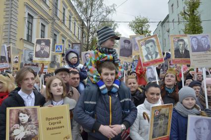 Тула.  Участники акции памяти `Бессмертный полк` во время шествия в День Победы.