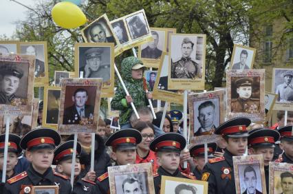 Тула.  Участники акции памяти `Бессмертный полк` во время шествия в День Победы.