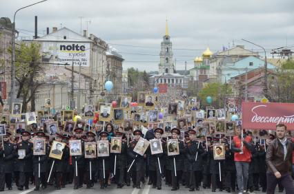 Тула.  Участники акции памяти `Бессмертный полк` во время шествия в День Победы.