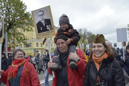 Тула.  Участники акции памяти `Бессмертный полк` во время шествия в День Победы.