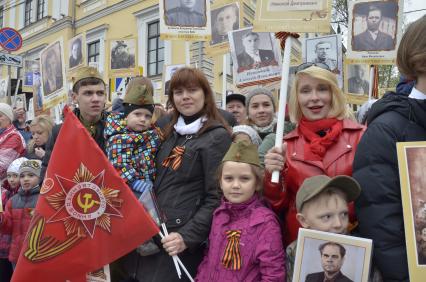 Тула.  Участники акции памяти `Бессмертный полк` во время шествия в День Победы.