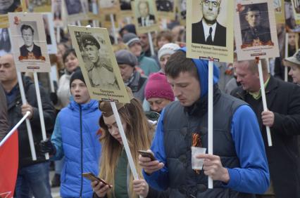 Тула.  Участники акции памяти `Бессмертный полк` во время шествия в День Победы.