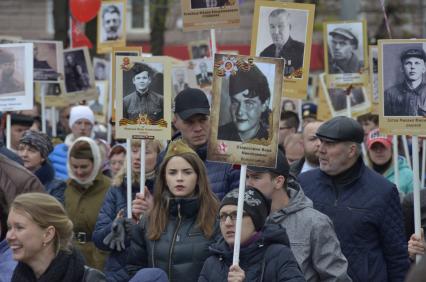 Тула.  Участники акции памяти `Бессмертный полк` во время шествия в День Победы.