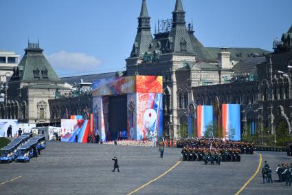 Москва.  Военнослужащие перед началом  генеральной репетиции военного  парада , посвященного 72-й годовщине Победы в Великой Отечественной войне .