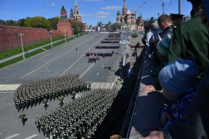 Москва.  Прохожие с Большого  Москворецкого моста наблюдают за  генеральной репетиции военного  парада , посвященного 72-й годовщине Победы в Великой Отечественной войне .