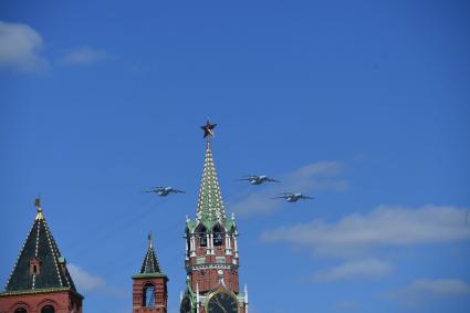 Москва. Тяжелый транспортный  самолет ИЛ-76 во время  генеральной репетиции военного  парада, посвященного 72-й годовщине Победы в Великой Отечественной войне .