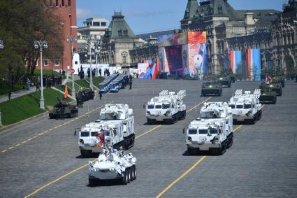 Москва. ЗРК `Тор-МДТ`  на базе транспортера ДТ-30ПМ  и ЗРК `Панцирь-СА`  на базе транспортера ДТ-30ПМ  во время  генеральной репетиции военного  парада , посвященного 72-й годовщине Победы в Великой Отечественной войне .