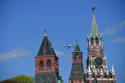 Москва. Тяжелый транспортный самолет Ан-124 `Руслан`во время генеральной репетиции военного парада, посвященного 72-й годовщине Победы в Великой Отечественной войне .
