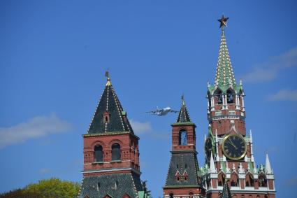 Москва. Тяжелый транспортный  самолет Ан-124 `Руслан`во время  генеральной репетиции военного  парада, посвященного 72-й годовщине Победы в Великой Отечественной войне .