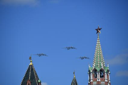 Москва. Стратегические  бомбардировщики ракетоносцы Ту-95 МС во время  генеральной репетиции военного  парада, посвященного 72-й годовщине Победы в Великой Отечественной войне .