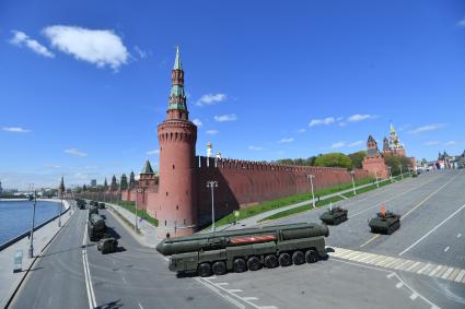 Москва.  ПГРК`Ярс`во время  генеральной репетиции военного  парада, посвященного 72-й годовщине Победы в Великой Отечественной войне .