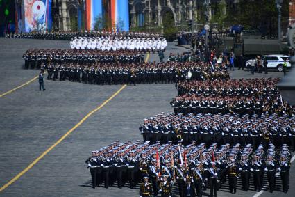 Москва.  Военнослужащиево время    генеральной репетиции военного  парада , посвященного 72-й годовщине Победы в Великой Отечественной войне .