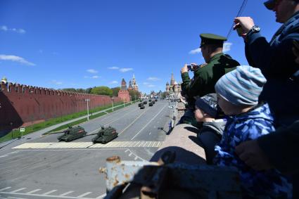 Москва.  Прохожие с Большого  Москворецкого моста наблюдают за  генеральной репетиции военного  парада , посвященного 72-й годовщине Победы в Великой Отечественной войне .