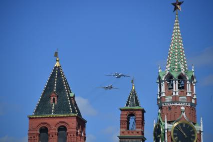 Москва. Стратегические  бомбардировщики ракетоносцы Ту-160 и самолет-заправщик ил-78  во время  генеральной репетиции военного  парада, посвященного 72-й годовщине Победы в Великой Отечественной войне .