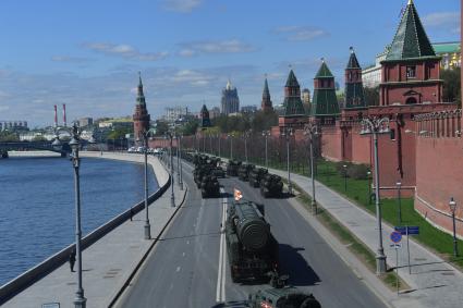 Москва. ПГРК`Ярс`во время генеральной репетиции военного парада, посвященного 72-й годовщине Победы в Великой Отечественной войне .