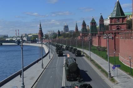 Москва.  ПГРК`Ярс`во время  генеральной репетиции военного  парада, посвященного 72-й годовщине Победы в Великой Отечественной войне .