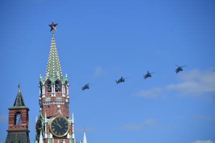 Москва.  Ударные вертолеты Ка-52 во время  генеральной репетиции военного  парада , посвященного 72-й годовщине Победы в Великой Отечественной войне .