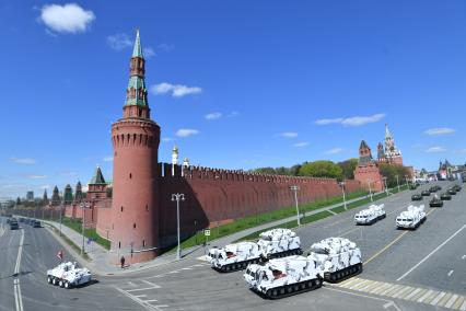 Москва. ЗРК `Тор-МДТ`  на базе транспортера ДТ-30ПМ  и ЗРК `Панцирь-СА`  на базе транспортера ДТ-30ПМ  во время  генеральной репетиции военного  парада , посвященного 72-й годовщине Победы в Великой Отечественной войне .