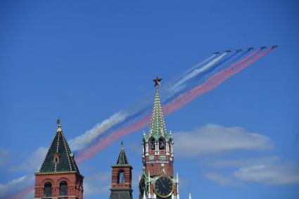 Москва. Штурмовики Су-25 с использованием аэрозольного распыления цветов Государственного флага РФ во время  генеральной репетиции военного  парада, посвященного 72-й годовщине Победы в Великой Отечественной войне .