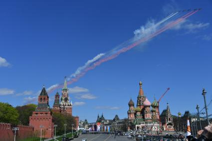 Москва. Штурмовики Су-25 с использованием аэрозольного распыления цветов Государственного флага РФ во время  генеральной репетиции военного  парада, посвященного 72-й годовщине Победы в Великой Отечественной войне .