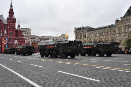 Москва.   Ракетные комплексы `Искандер-М`  на Красной площади во время военного парада, посвященного 72-й годовщине Победы в Великой Отечественной войне.