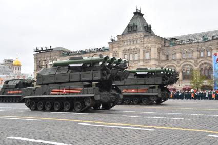 Москва.  Зенитные ракетные комплексы `Бук-М2`  на Красной площади во время военного парада, посвященного 72-й годовщине Победы в Великой Отечественной войне.