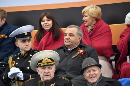 Москва. Глава МЧС России Владимир Пучков (в центре на втором плане) на Красной площади во время военного парада, посвященного 72-й годовщине Победы в Великой Отечественной войне.
