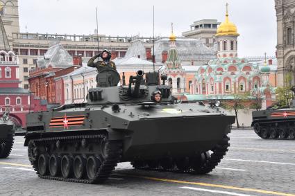 Москва.   БМП-3 на Красной площади во время военного парада, посвященного 72-й годовщине Победы в Великой Отечественной войне.