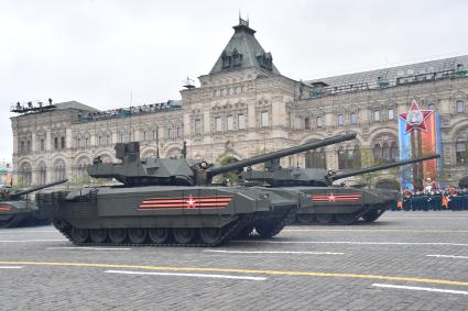 Москва.   Танки Т-14 `Армата` на Красной площади во время военного парада, посвященного 72-й годовщине Победы в Великой Отечественной войне.