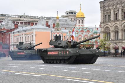 Москва.   Танки Т-14 `Армата` на Красной площади во время военного парада, посвященного 72-й годовщине Победы в Великой Отечественной войне.