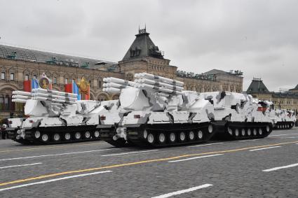 Москва.  Зенитный ракетно-пушечный комплекс `Панцирь-СА`  на Красной площади во время военного парада, посвященного 72-й годовщине Победы в Великой Отечественной войне.