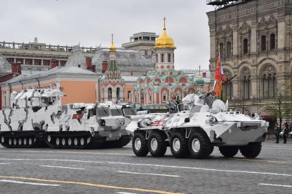 Москва.   Арктический зенитный ракетный комплекс `Тор-М2ДТ` и БТР-82А (слева направо) на Красной площади во время военного парада, посвященного 72-й годовщине Победы в Великой Отечественной войне.