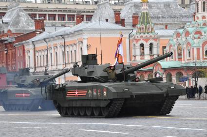 Москва.   Танки Т-14 `Армата` на Красной площади во время военного парада, посвященного 72-й годовщине Победы в Великой Отечественной войне.