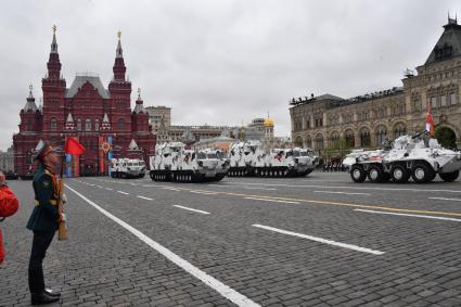 Москва.  БТР-82А, арктический зенитный ракетный комплекс `Тор-М2ДТ` и зенитный ракетно-пушечный комплекс `Панцирь-СА`  (справа налево) на Красной площади во время военного парада, посвященного 72-й годовщине Победы в Великой Отечественной войне.